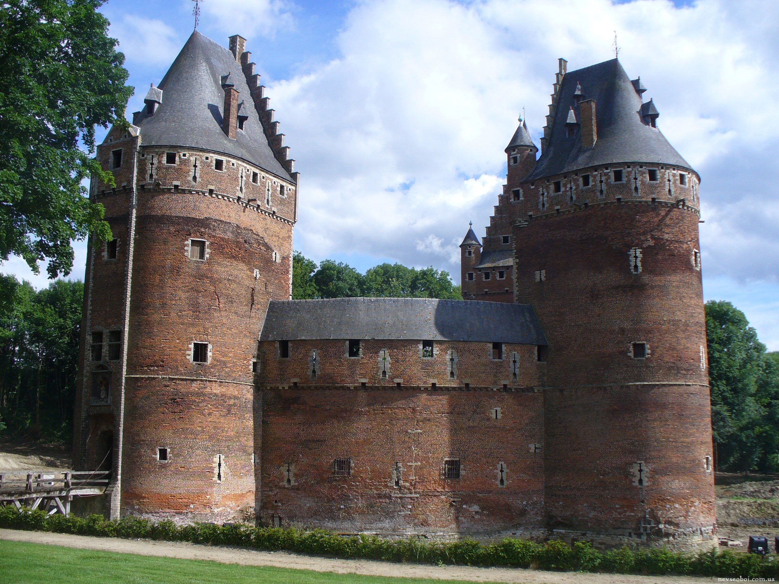 Башня замка. • Замок Бирсель в Бельгии. Башня замка Kronborg. Башня донжон романский стиль. Замок с 4 башнями Бельгия.